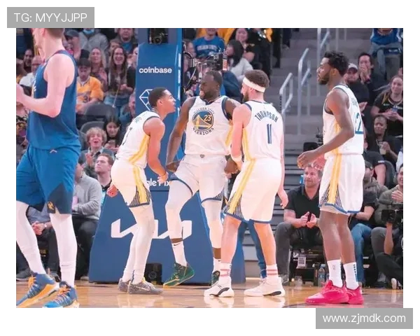 勇士与雷霆激战11月4日NBA赛场精彩瞬间回顾与分析